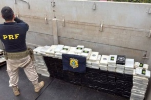 PRF intercepta carreta com 420 quilos de cocaína e prende pai e filho