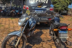 Polícia recupera moto furtada e prende dupla por associação criminosa