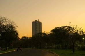 Quinta-feira será de calor de até 37°C, tempo seco e rajadas de vento em MS