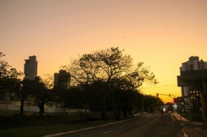 Fim de semana terá calor de até 42°C, ar seco e ventos fortes em MS