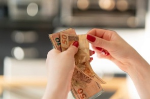 Salário mínimo deverá subir para R$ 1.741 em 2027