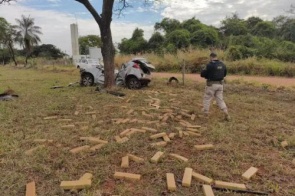 Fuga termina com carro destruído e carregamento de droga espalhado