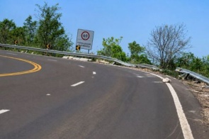 Caminhoneiro morre após veículo despencar cerca de 200 metros na Serra de Maracaju