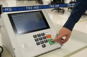 TRE-MS inicia carregamento de 18 mil mídias para preparar 7.260 urnas das Eleições