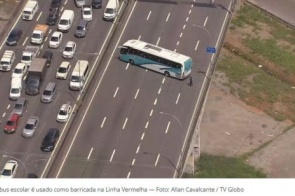 Criminosos tomam ônibus com 120 alunos e bloqueiam a Linha Vermelha no Rio