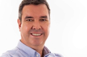 Riedel é reeleito governador de MS no primeiro turno