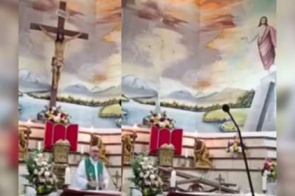 Cruz cai sobre padre durante missa e o mata no Equador
