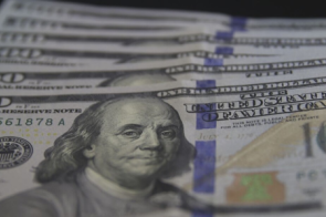 Dólar sobe pelo segundo dia e fecha a R$ 5,04 com petróleo em alta