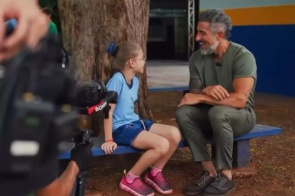 Marcos Mion grava quadro do Caldeirão em distrito de Dourados e emociona estudante