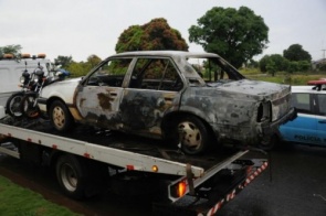Carro furtado é encontrado em chamas no São Conrado