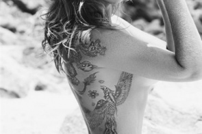 Modelo Luize Altenhofen faz topless em ensaio na praia