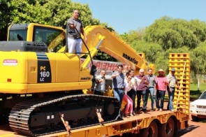 Prefeitura de Douradina entrega escavadeira hidráulica à população