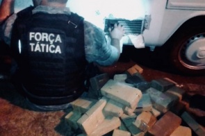 Polícia Militar apreende quase meia tonelada de maconha em fundo falso de utilitário em Dourados