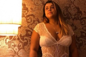 Preta Gil posa sexy de lingerie transparente