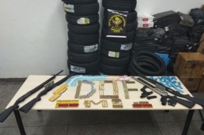 DOF faz grande apreensão de armas e munições contrabandeadas do Paraguai
