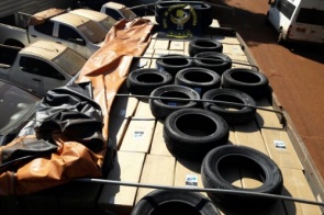 DOF apreende caminhão com cigarros e pneus contrabandeados do Paraguai