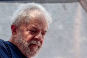 Em carta, Lula reafirma candidatura para conter pressão no PT