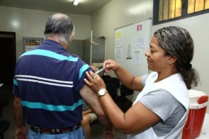 Postos de saúde abrirão no sábado para vacinação contra Influenza
