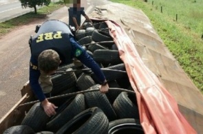 PRF apreende 2,3 mil pneus que seguiam de MS para Mogi Mirim; Douradense é preso