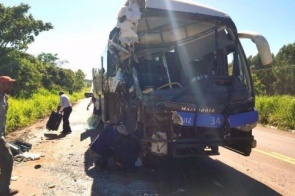 Colisão entre carreta e ônibus que seguia para Capital deixa 14 feridos em MS