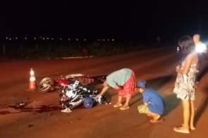 Motociclista de 19 anos morre atropelado por carreta e primo fica ferido no anel viário