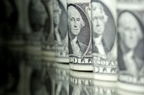 Dólar sobe e encosta em R$3,28 com temor sobre reforma da Previdência