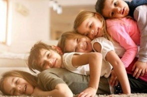 Pais mais felizes são aqueles com 4 filhos ou mais, diz estudo