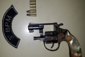 Homem efetua disparos com revólver e dá socos em familiares no distrito de Piraporã