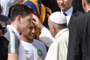 Papa recebe sobreviventes da tragédia com a Chapecoense