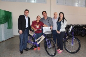 Prefeito Marcos Pacco entrega novas bicicletas e balanças para os Agentes de Saúde