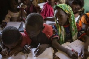 Pobreza pode cair pela metade se adultos completarem ensino secundário, diz ONU