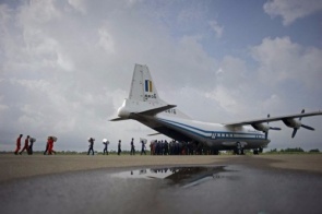 Avião militar desaparece com mais de cem pessoas a bordo em Mianmar