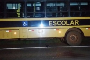 Menina de 13 anos morre atropelada ao descer de ônibus escolar na Capital