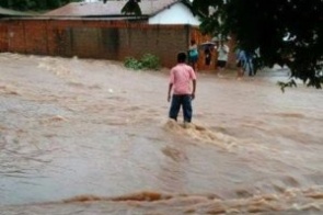 Chuva acima da média invade casas e transforma avenidas em rios