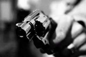 Ladrão puxa gatilho, arma falha e mulher implora pela vida durante assalto
