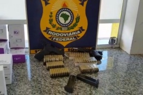 Polícia encontra pistolas e munições escondidas em ônibus vindo do Paraguai