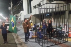 Com cela em frente ao MPF, antipetistas de Campo Grande pedem prisão de Lula