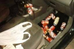 Motorista tenta fugir de policiais e é flagrado com latas de cerveja em carro