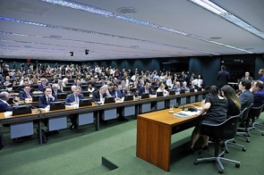 Aprovado por comissão, texto da reforma trabalhista segue para votação no plenário