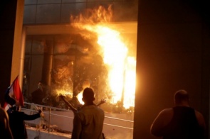 Senadores aprovam reeleição presidencial no Paraguai; manifestantes invadem e põem fogo no Congresso