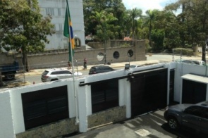 Documento relata invasão armada e insegurança em consulado brasileiro em Caracas