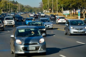 Projeto revoga lei que obriga uso de farol baixo durante o dia nas rodovias