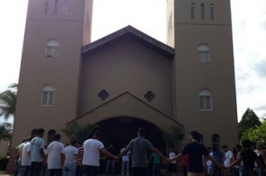 Após sepultamento amigos se reúnem e fazem oração em frente a Matriz São José