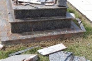 Ação de vândalos no cemitério de Piraporã deixa muita destruição