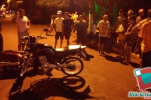Acidente no centro de Itaporã entre motocicletas deixa jovens feridos