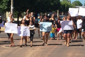 Manifestantes pedem impeachment de Prefeita de Três Lagoas