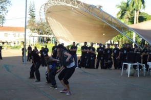 Jovens missionários levam teatro e dança à praça Antonio João