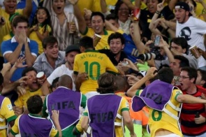 Fred e Neymar acabam com Espanha e saem nos braços da torcida