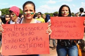 Manifestantes são contidos por cavalaria da Polícia em protesto em Brasília