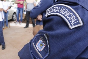 Guarda municipal é preso após espancar ex-mulher, dar tiros e fugir da PM